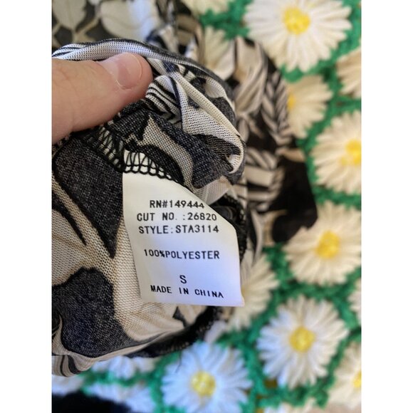 ⭐ 3/$15 Ember Small Black White Tan Floral Printed Micro Mesh Vneck Top - Picture 8 of 8